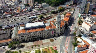 Sao Paulo Brezilya 'daki tren istasyonu. Sao Paulo Brezilya 'nın şehir manzarası. Şehir merkezinin çarpıcı manzarası. Kent simgelerinin Metropolis manzarası.