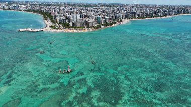 Brezilya 'nın kuzeydoğusundaki Maceio Alagoas. Maceio Alagoas Brezilya 'daki turkuaz su plajının havadan çekimleri. Tarihi plaj turizmi manzarası. Seyahat hedefi