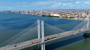 Aracaju Sergipe. Aracaju Brezilya. Brezilya 'nın başkenti Sergipe' de bulunan Cable Stayed Bridge Aracaju 'nun geniş şehir manzarası. Seyahat güzergahı. Brezilya Kuzeydoğu. Şehir merkezindeki hava manzaralı kablo köprüsü.