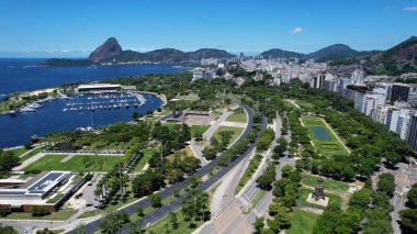 Rio de Janeiro Brezilya. Güneşli bir günde Rio de Janeiro Brezilya şehir merkezinin panoramik manzarası. Rio de Janeiro Brezilya 'nın turizm simgesi. Şehir merkezinin sahil manzarası.