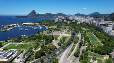 Rio de Janeiro Brezilya. Güneşli bir günde Rio de Janeiro Brezilya şehir merkezinin panoramik manzarası. Rio de Janeiro Brezilya 'nın turizm simgesi. Rio Brezilya şehir merkezinin kıyı manzarası.