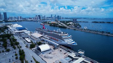 Miami rıhtım istasyonundaki çarpıcı yolcu gemisinin hava manzarası. Miami Florida. Miami Birleşik Devletleri. Seyahat yerleri. Tatiller seyahat eder. Şehir manzarası Miami Florida Birleşik Devletleri.