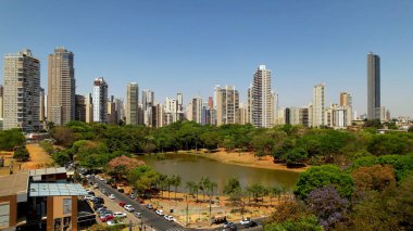 Orta batı Brezilya eyaleti Goiania 'daki Öfkeli İnek Parkı. Başkentin ünlü peyzaj parkları olan havadan manzarası. Tropikal manzara.