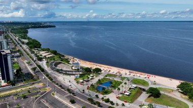 Manaus Brezilya şehir merkezindeki doğa Ponte Negra şehir plajı. Amazon Nehri ve Amazon Ormanı yakınlarındaki Black River 'da plaj eğlencesi. Tropik seyahat rotası. Açık hava manzarası. Manaus Brezilya.