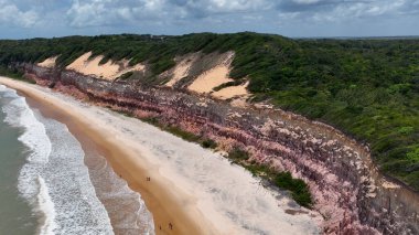 Rio Grande do Norte 'deki Pipa Sahili' nde Karayip körfezi suyu. Brezilya Kuzeydoğu. Tatil manzarası. Cennet manzarası. Rio Grande do Norte 'deki Pipa Plajı. Sahildeki manzaralı uçurumlar. Brezilya Kuzeydoğu.