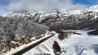 Ushuaia 'daki tek yol. Arjantin' in sonunda. Karlı Dağlar. Buzul Manzarası. Arjantin 'in sonu. Kış Yolculuğu. Ushuaia 'daki Tek Yol Dünya' nın Sonu Arjantin.