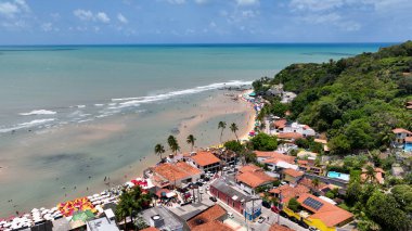 Rio Grande do Norte 'deki Pipa Sahili' ndeki manzara kayalıkları. Brezilya Kuzeydoğu. Tatil manzarası. Cennet manzarası. Rio Grande do Norte 'deki Pipa Plajı. Sahildeki manzaralı uçurumlar. Brezilya Kuzeydoğu.