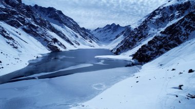 Santiago Şili. Santiago Şili yakınlarındaki And Dağları 'ndaki kayak merkezi. Kış mevsiminde karlı dağ manzarası. Kış tatili varış noktası. Kış turizmi.