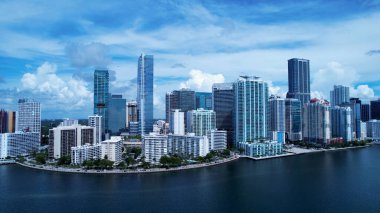 Miami Florida Birleşik Devletleri şehir merkezi. Manzaralı binaların havadan görünüşü ve tarihi caddelerdeki trafik. Miami Florida. Miami Birleşik Devletleri. Seyahat güzergahı. Tatil gezisi.