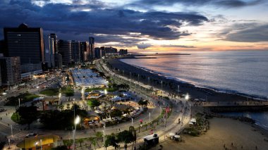Ceara Brezilya 'da Fortaleza' da günbatımı gökyüzü. Şehir merkezinde. Kentsel Şehir Manzarası. Plaj manzarası. Şehir Sahnesi Sahnesi. Ceara Brezilya 'da Fortaleza' da Günbatımı Gökyüzü.