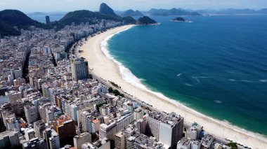 Rio de Janeiro Brezilya 'da yaz seyahatinin havadan manzarası. Copacabana Sahilinin Landmark 'ı. Tropik seyahat. Yaz manzarası.