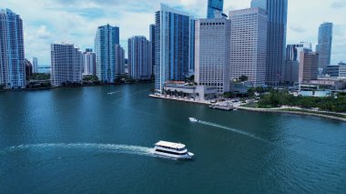 Miami Florida Birleşik Devletleri şehir merkezi. Manzaralı binaların havadan görünüşü ve tarihi caddelerdeki trafik. Miami Florida. Miami Birleşik Devletleri. Seyahat güzergahı. Tatil gezisi.