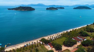 Paraty Sahili 'ndeki tarihi binaların gezisi sahnesi. Açık hava tropikal ortamı. Tatil seyahati. Rahatlama manzarası. Turizm merkezi.