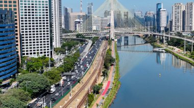 Sao Paulo Brezilya 'nın merkezindeki Kablo Köprüsü. Şehir Köprüsü. Trafik Yolu 'nda. Sao Paulo Brezilya. Şehir manzarası. Sao Paulo Brezilya 'nın merkezindeki Kablo Köprüsü.