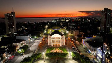 Amazon nehri ve Amazon Ormanı yakınlarındaki Manaus Brezilya şehir merkezindeki ortaçağ binasında günbatımının renkli gökyüzü. Seyahat yerleri. Günbatımı silüeti. Manaus Brezilya 'da günbatımı kıyı kenti.
