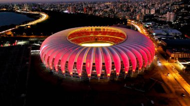 Porto Alegre Brezilya 'daki Beira Rio futbol sahasının gece hava görüntüsü. Gece silueti şehri. Porto Alegre eyaleti Rio Grande do Sul Brazil 'deki futbol sahası spor merkezi..