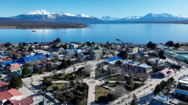 Şili 'nin Magallanes bölgesindeki Patagonya' nın Puerto Natales kasabası. Antarktika Manzarası. Açık hava görüntüsü. Patagonya şehri manzarası. Şili 'nin Magallanes Bölgesindeki Puerto Natales' teki Patagonya Kasabası.