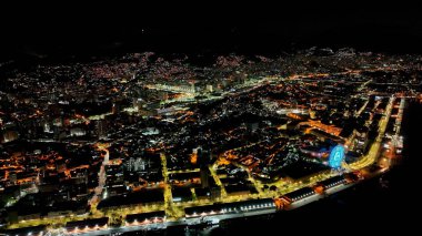 Rio de Janeiro Brezilya 'nın gece manzarası. Rio de Janeiro Brezilya 'nın aydınlatılmış şehir merkezi manzarası. Liman bölgesi şehir simgesindeki binalar ve caddeler. Ünlü Rio de Janeiro başkenti.