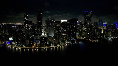 Miami Florida 'da Biscayne Körfezi' nden Night Scape. Geceleri göz kamaştırıcı binalar. Miami Florida 'da gece manzarası. Miami 'nin gece şehri..