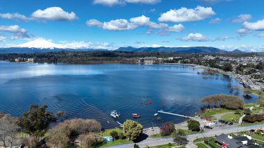 Los Rios Şili 'deki Villarrica' daki sahil şehri. Coastal City. Volkanik Manzara. Turizm arazisi. Villarrica Şili. Volkan arka planı. Los Rios Şili 'deki Villarrica Kıyı Şehri.
