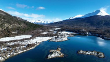 Ushuaia 'daki Lapataia Körfezi, Fin Del Mundo Arjantin. Karlı Dağlar. Doğa manzarası. Fin Del Mundo Arjantin. Göl Arkaplanı. Ushuaia 'daki Lapataia Körfezi Fin Del Mundo Arjantin.