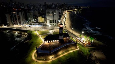 Salvador Bahia Brezilya şehir merkezindeki turizm kartpostalının gece hava görüntüsü. Brezilya Kuzeydoğusu. Tropikal seyahat hedefi.