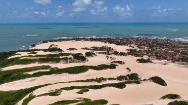 Brezilya 'nın kuzeydoğusunda Rio Grande do Norte' deki ünlü Genipabu Sahili. Sahildeki çarpıcı körfez su vahası. Tropik yaz manzarası. Rio Grande do Norte 'deki Genipabu Plajı. Brezilya Kuzeydoğu.