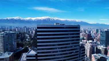 Santiago Şili şehir merkezi, Metropolitan Bölgesi. Başkent Şili 'nin turizm simgelerinin geniş bir manzarası. And Dağları yakınlarındaki caddede binalar ve trafik olan şehir manzarası.