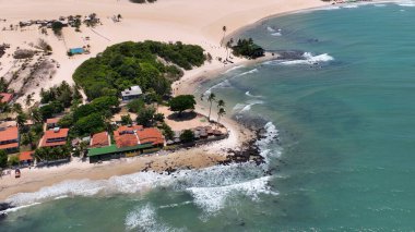 Brezilya 'nın kuzeydoğusunda Rio Grande do Norte' deki ünlü Genipabu Sahili. Sahildeki çarpıcı körfez su vahası. Tropik yaz manzarası. Rio Grande do Norte 'deki Genipabu Plajı. Brezilya Kuzeydoğu.