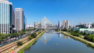 Sao Paulo Brezilya 'nın merkezindeki Kablo Köprüsü. Şehir Köprüsü. Trafik Yolu 'nda. Sao Paulo Brezilya. Şehir manzarası. Sao Paulo Brezilya 'nın merkezindeki Kablo Köprüsü.