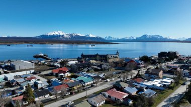 Şili 'nin Magallanes bölgesindeki Puerto Natales Kıyı Şehri. Antarktika Manzarası. Açık hava görüntüsü. Patagonya şehri manzarası. Şili 'nin Magallanes bölgesindeki Puerto Natales sahil kenti..