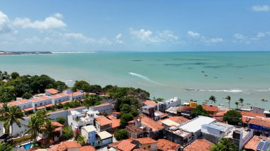 Rio Grande do Norte 'deki Pipa Sahili' ndeki manzara kayalıkları. Brezilya Kuzeydoğu. Tatil manzarası. Cennet manzarası. Rio Grande do Norte 'deki Pipa Plajı. Sahildeki manzaralı uçurumlar. Brezilya Kuzeydoğu.