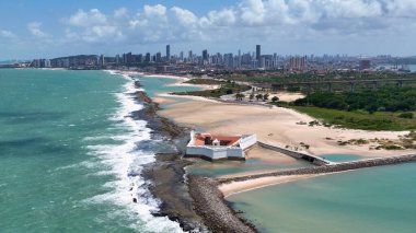 Natal 'ın başkenti Rio Grande do Norte' deki sahil manzarası. Brezilya Kuzeydoğu. Şehir merkezinin ve binaların arka planı. Seyahat güzergahı. Tatil manzarası.