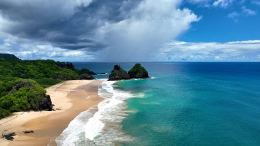 Fernando de Noronha 'nın ünlü körfez suyu takımadaları Brezilya Atlantik Okyanusu' nda. Pernambuco eyaleti Brezilya. Fernando de Noronha takımadalarındaki Cennet adaları. Yaz gezisi. Tropikal bölgeler.