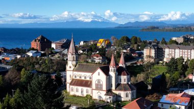 Los Lagos Şili 'deki Puerto Varas' taki ünlü kilise. Volkan manzarası. Şehir merkezindeki şehir manzarası. Los Lagos Şili. Llanquihue Gölü. Los Lagos Şili 'deki Puerto Varas' taki ünlü kilise..