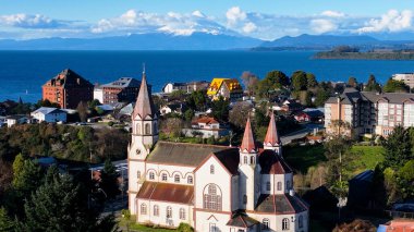 Los Lagos Şili 'deki Llanquihue' deki Osorno Volkanı. Volkan manzarası. Gökyüzü Bulutları Arkaplanı. Los Lagos Şili. Kar Tepeli Dağ. Los Lagos Şili 'deki Llanquihue' de Osorno Volkanı.