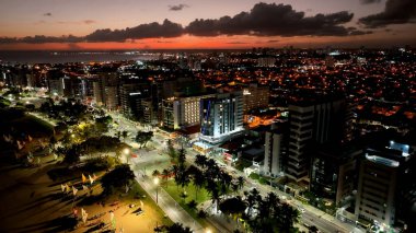 Brezilya 'nın Maceio Alagoas şehrinde günbatımı gökyüzü. Kuzeydoğu Brezilya 'nın tarihi plajı. Tropik seyahat. Tatil beldeleri. Turizm simgesi.