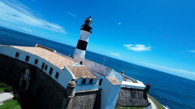Bahia Brezilya 'daki Salvador' daki Barra Deniz Feneri. Seyahat arazisi. Şehir merkezi arka planı. Turizm sektörü. Tatil Varış Yeri. Çarpıcı şehir manzarası. Bahia Brezilya 'daki Salvador' daki Barra Deniz Feneri.