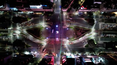 Buenos Aires Arjantin 'in merkezindeki Obelisk Meydanı. Şehir merkezindeki turizm simgelerinden oluşan geniş bir manzarayı gece boyunca tarıyoruz. Turizm simgesi. Şehir merkezinin dışında. Buenos Aires 'in şehir manzarası.