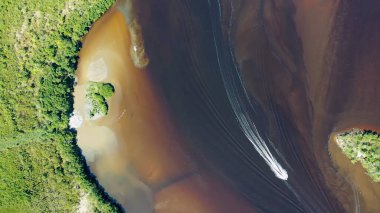 Brezilya 'nın Itanhaem Sao Paulo kıyı şehrinin göz kamaştırıcı manzarası. Sao Paulo eyaletinin güney kıyısında. Tropik bir manzara. Seyahat yerleri. Tatil seyahati. Popüler turizm simgesi.