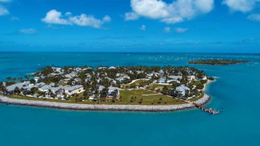 Key West Florida Keys USA 'deki manzaralı ada manzarası. Tropik ufuk çizgisi. Seyahat güzergahı. Turkuaz körfez suyu.