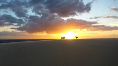 Jericoacoara Brezilya. Tatil gezisi için günbatımı tropikal manzarası. Kuzeydoğu Brezilya. Uluslararası seyahat yerleri.
