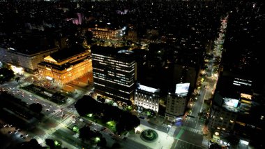 Buenos Aires Arjantin şehir merkezinde bir gece. Buenos Aires 'in şehir merkezindeki turizm simgelerinden oluşan geniş bir manzarayı kapsayan bir gece. Turizm simgesi. Şehir merkezinin dışında. Buenos Aires 'in şehir manzarası.