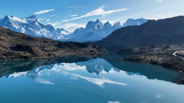 Antarktika Şili 'deki Torres Del Paine Gölü' nde. Karlı Dağlar. Göl manzarası. Antarktika Şili. Kış Arkaplanı. Antarktika 'daki Torres Del Paine Gri Gölü.