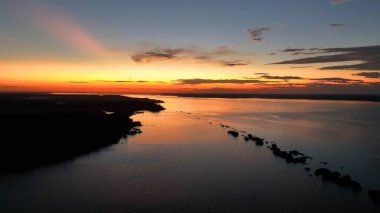 Amazon Nehri 'nde Manaus Amazonas Brezilya' daki Amazon Yağmur Ormanı 'nda günbatımı manzarası. Turizm simgesi. Doğa manzarası. Seyahat yerleri. Amazon Amazonas Brezilya 'daki Kara Nehir.