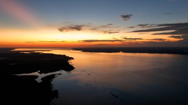 Amazon Nehri 'nde Manaus Amazonas Brezilya' daki Amazon Yağmur Ormanı 'nda günbatımı manzarası. Turizm simgesi. Doğa manzarası. Seyahat yerleri. Amazon Amazonas Brezilya 'daki Kara Nehir.