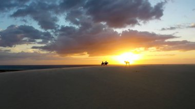 Jericoacoara Ceara Brezilya 'nın panorama hava manzarası. Ünlü seyahat noktasında manzaralı kumullar. Mavi gökyüzü ve çöl kumulları.