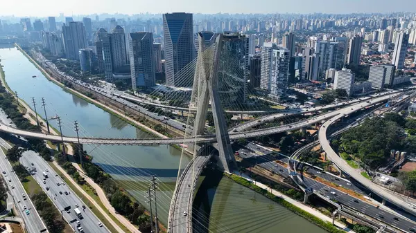 Sao Paulo Brezilya 'nın merkezindeki Cable Stayed Bridge. Şehir Köprüsü. Trafik Yolu 'nda. Sao Paulo Brezilya. Şehir Hayatı Peyzajı. Sao Paulo Brezilya 'nın merkezindeki Cable Stayed Bridge.