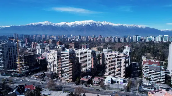 Santiago Şili. Büyük şehir Santiago Şili 'nin şehir manzarası. Kuleleri, binaları ve gökdelenleri olan şehir manzarası. Santiago Şili şehir merkezi.