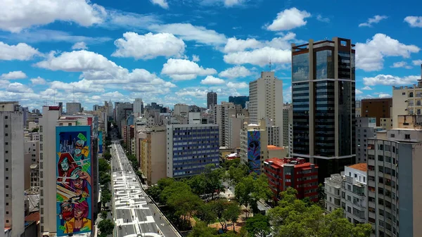 Sao Paulo Brezilya 'nın şehir manzarası. Şehir merkezinin simgesi. Turizm simgesi. Ünlü binalar ve caddeler.